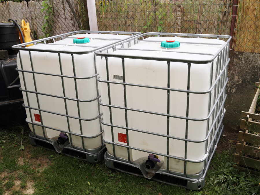 Regenwassertanks sind im Internet erhältlich und stellen eine sehr preiswerte Lösung zum Sammeln von Regenwasser dar. 